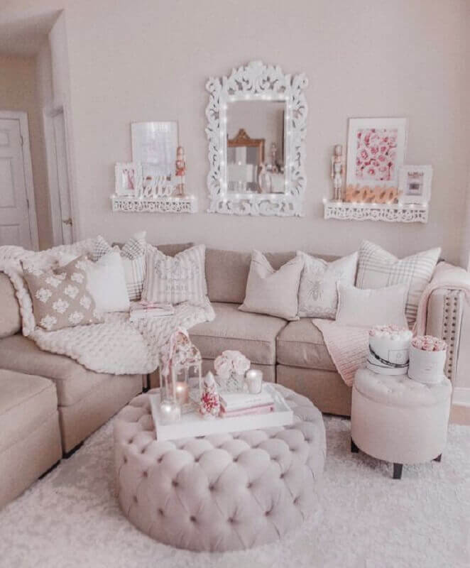 decoração romantica para sala em tons neutros com puff capitonê redondo Foto J’adore Lexie Couture