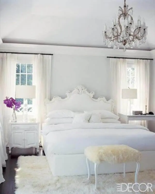 decoração romântica para quarto branco com tapete felpudo Foto Elle Decor