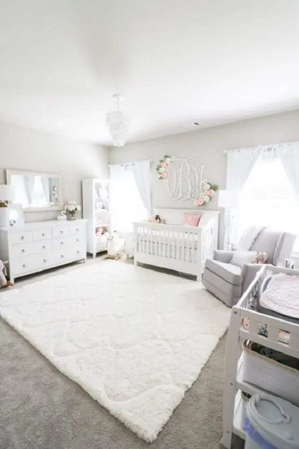 decoração romântica para quarto de bebê branco Foto Morgan Bullard