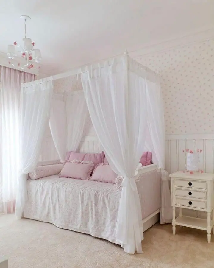decoração romântica para quarto de moça com dossel e papel de parede floral delicado Foto Kwartet Arquitetura