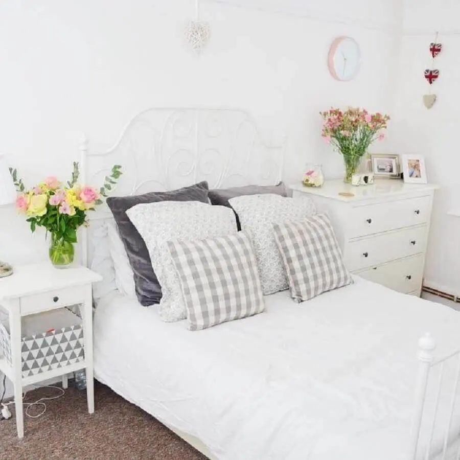 decoração romântica para quarto de moça todo branco Foto Amy Sowerby