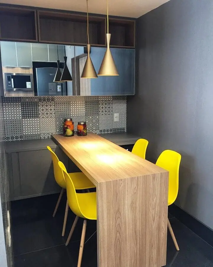 decoração sala de jantar pequena e moderna com cadeiras amarelas Foto Manuela Senna Arquitetura