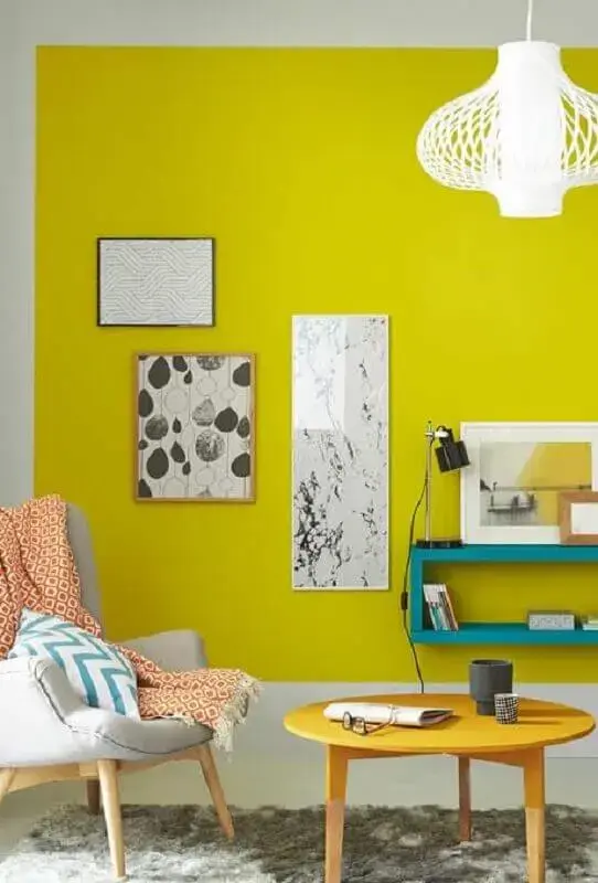 decoração simples com parede amarela e nicho azul Foto Pinterest