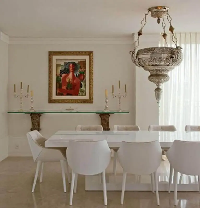 decoração sofisticada para sala de jantar com mesa e cadeira branca e lustre pendente de prata Foto Pinterest