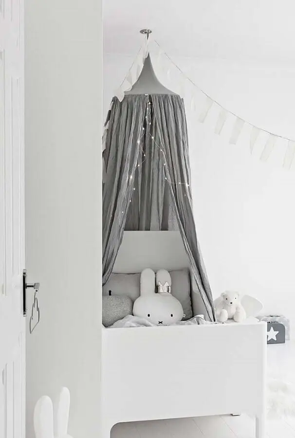 delicada decoração para quarto de bebê branco com dossel cinza Foto Pinterest