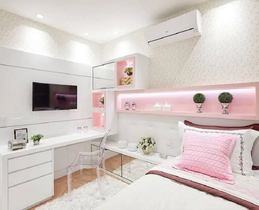 delicada decoração para quarto rosa e branco com móveis planejados Foto Pinterest