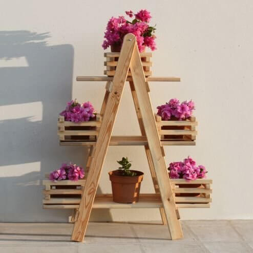 Floreira de madeira simples com flores rosa