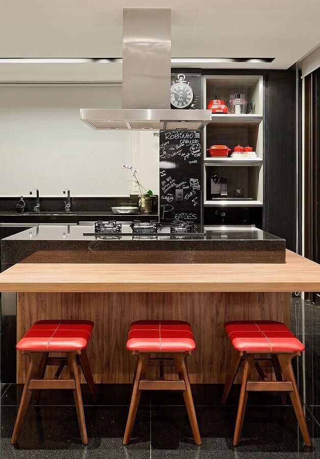 ilha de cozinha com cooktop e bancada de madeira Foto Casa de Valentina