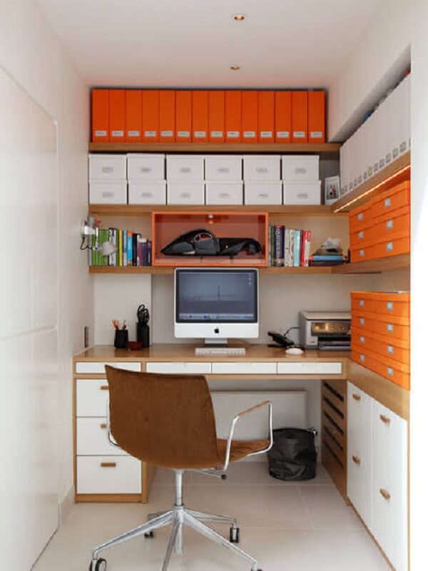 Utilize caixas coloridas para separar objetos e documentos dentro do escritório planejado
