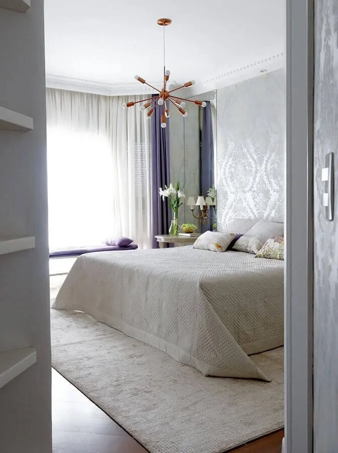 lustre moderno para quarto de moça com papel de parede clássico Foto Casa de Valentina