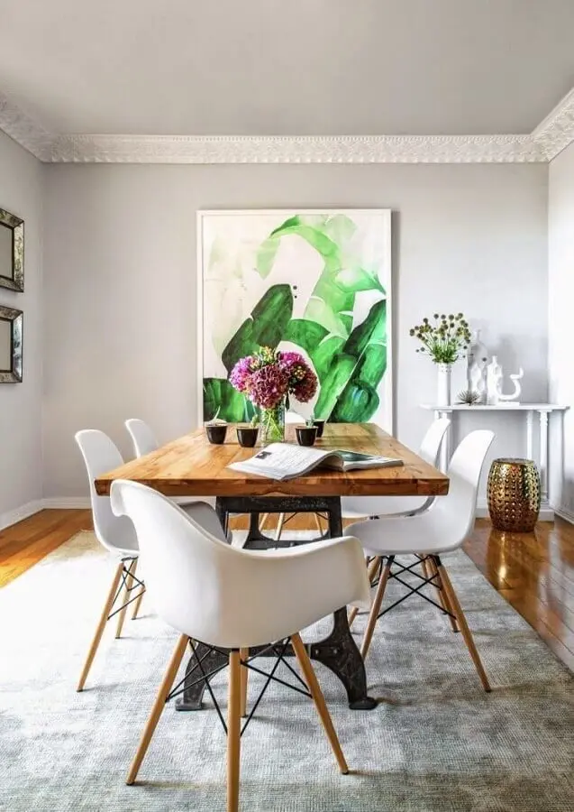 mesa com cadeira branca para decoração de sala de jantar com tapete cinza e quadro grande Foto Pinterest