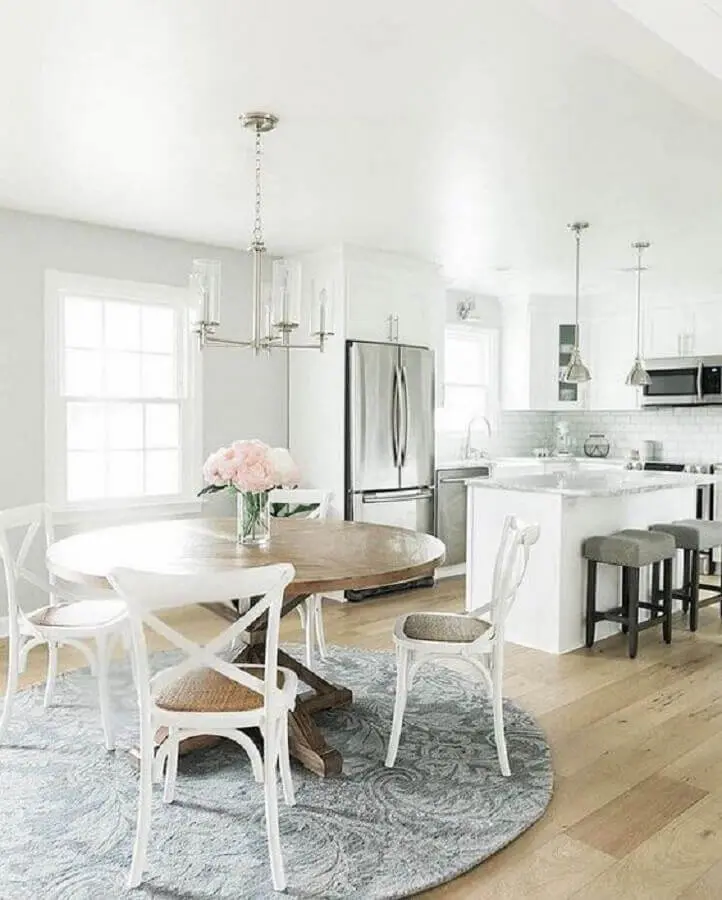 mesa com cadeira branca para sala de jantar integrada com cozinha com decoração clássica Foto Pinterest