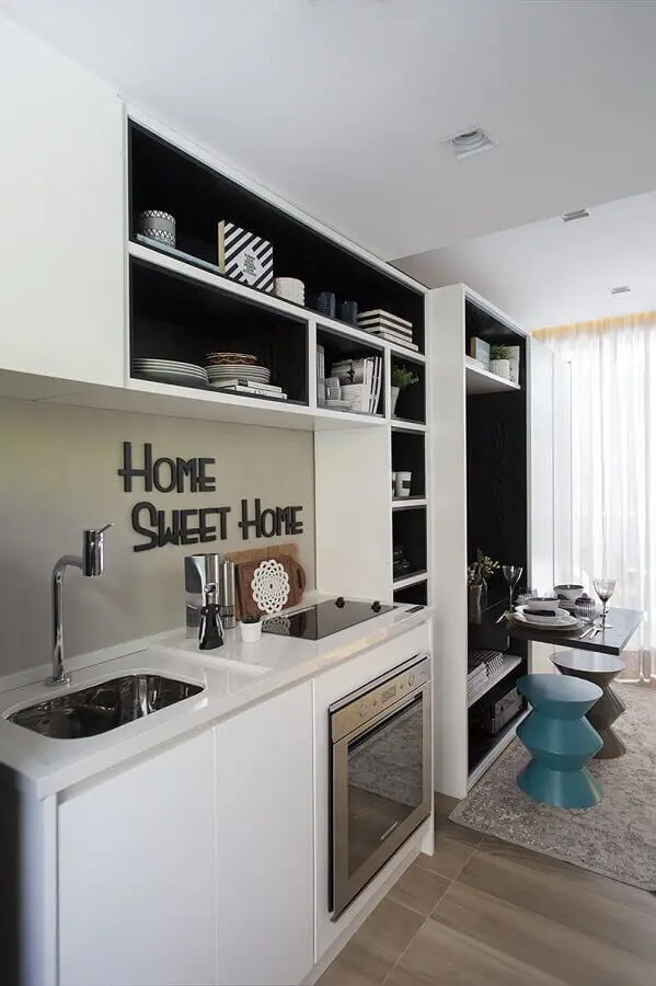 nichos na cor preta para decoração de cozinha pequena planejada Foto Fernanda Marques