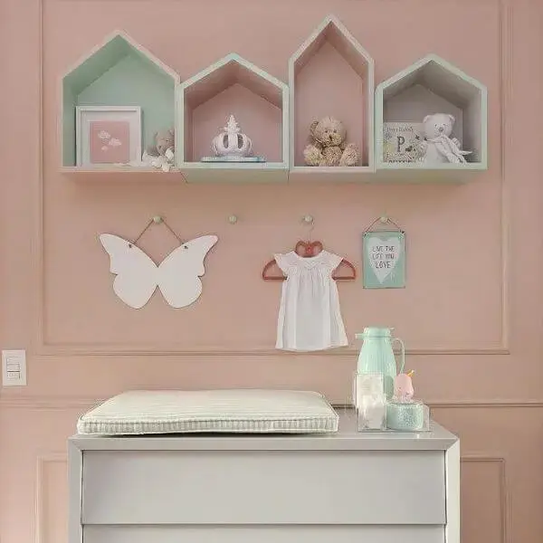 Nichos para quarto de bebê com formato de casa