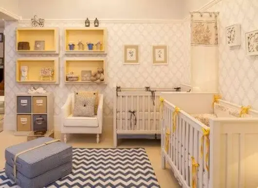 Nichos para quarto de bebê com papel de parede decorado