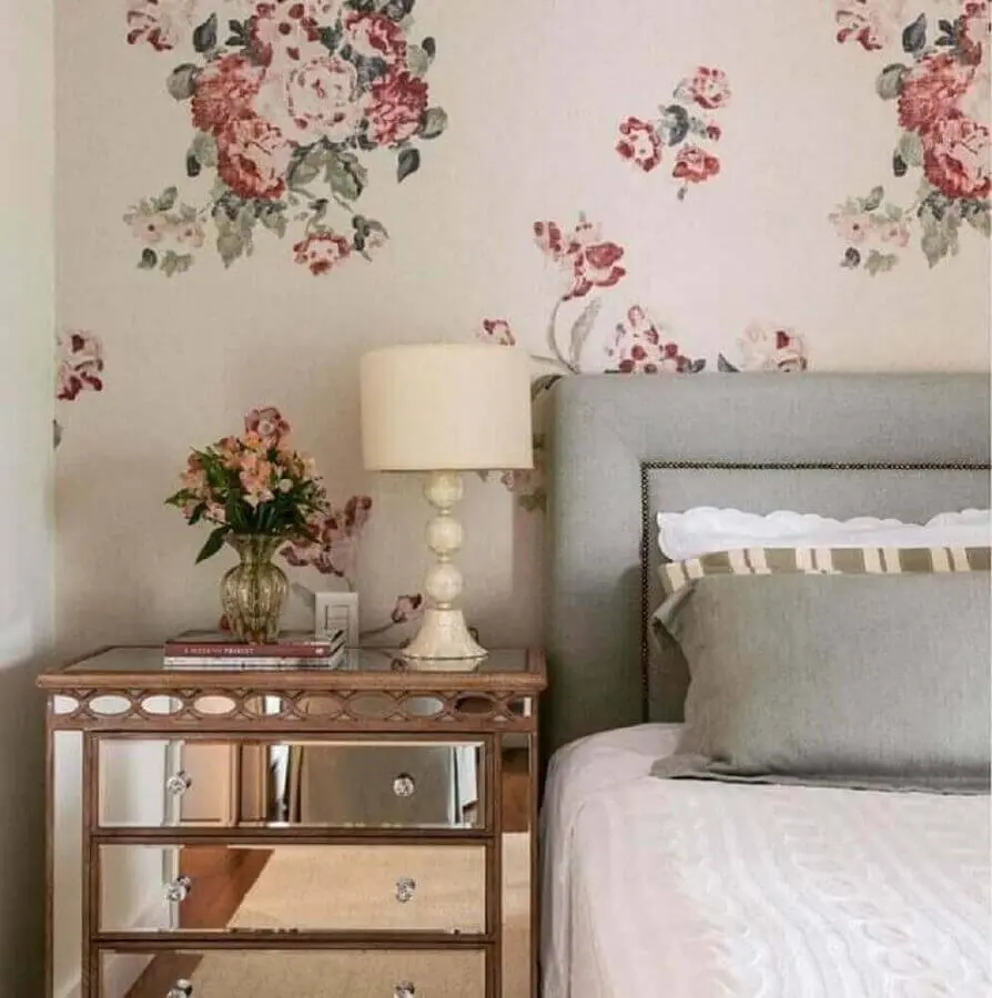papel de parede para quarto de moça com estampa floral e decoração clássica Foto Webcomunica