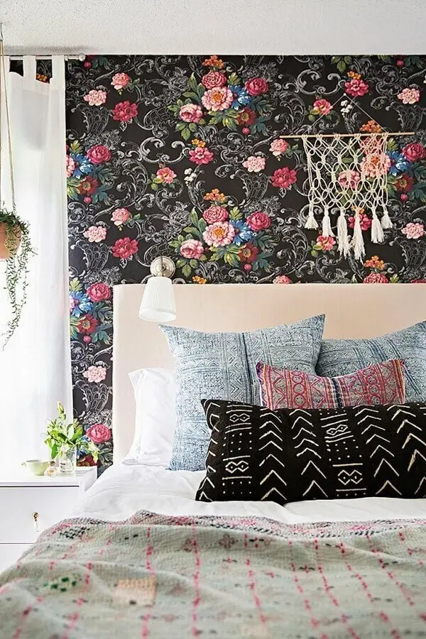 papel de parede para quarto de moça com flores estampadas em fundo preto Foto We Heart it