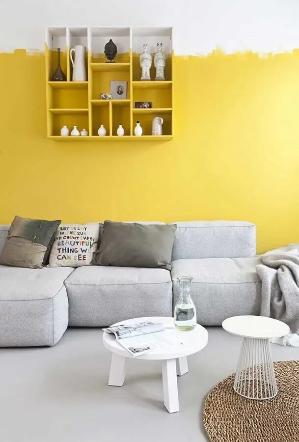 parede amarela para decoração de sala com sofá cinza moderno Foto Archzine
