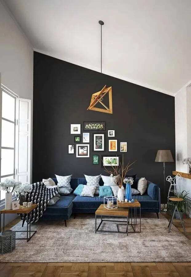 parede preta para decoração de sala com sofá azul Foto Homedit