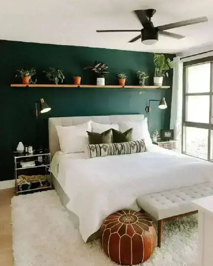 parede verde escura para decoração de quarto com tapete felpudo branco e prateleira com vários vasos de plantas Foto Yandex