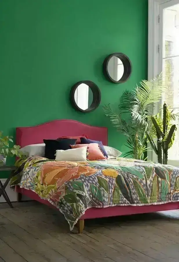 parede verde para decoração de quarto de casal com cama rosa Foto Otimizi