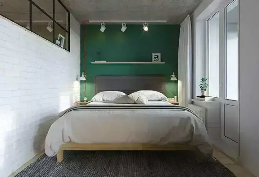 parede verde para decoração de quarto de casal pequeno Foto Só Decor