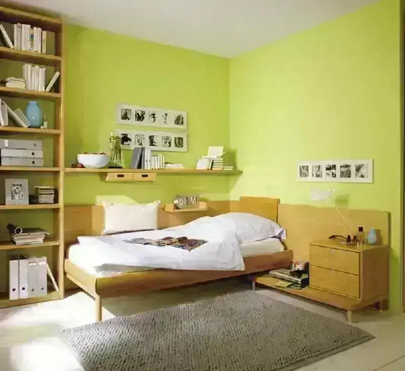 parede verde para decoração de quarto de solteiro com móveis de madeira Foto Blog da Reforma