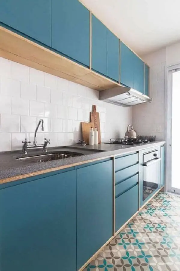 pia de cozinha com cooktop e armários azuis planejados Foto Fernandes & Fernandes