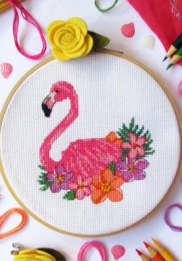 Ponto cruz de flamingo com flores