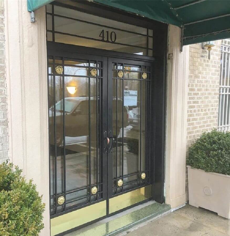 porta de ferro com vidro e detalhes dourados Foto Manhattan Steel Door Co