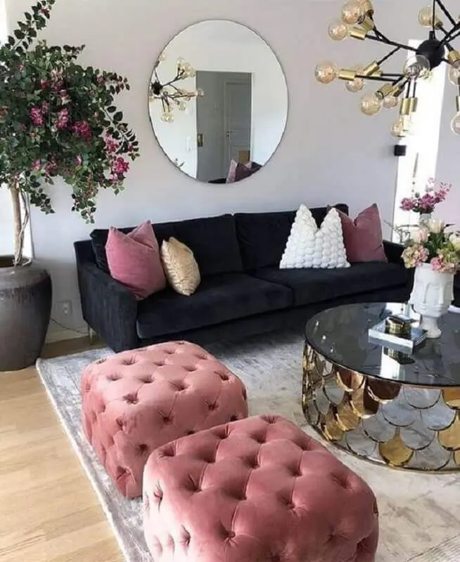 puff capitonê rosa para decoração de sala com sofá preto e mesa de centro espelhada Foto Dizzy Home