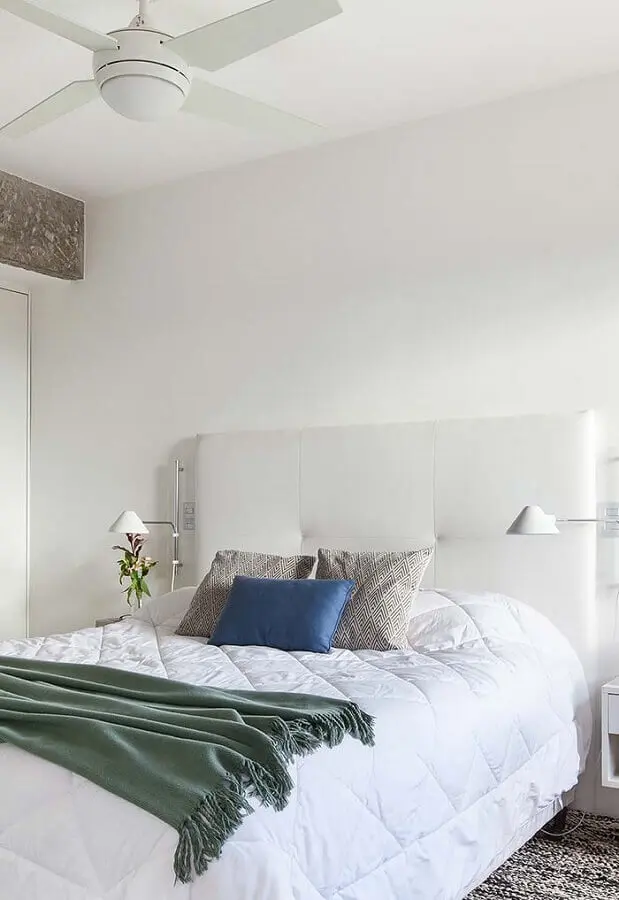 quarto branco simples decorado com cabeceira estofada Foto Histórias de Casa