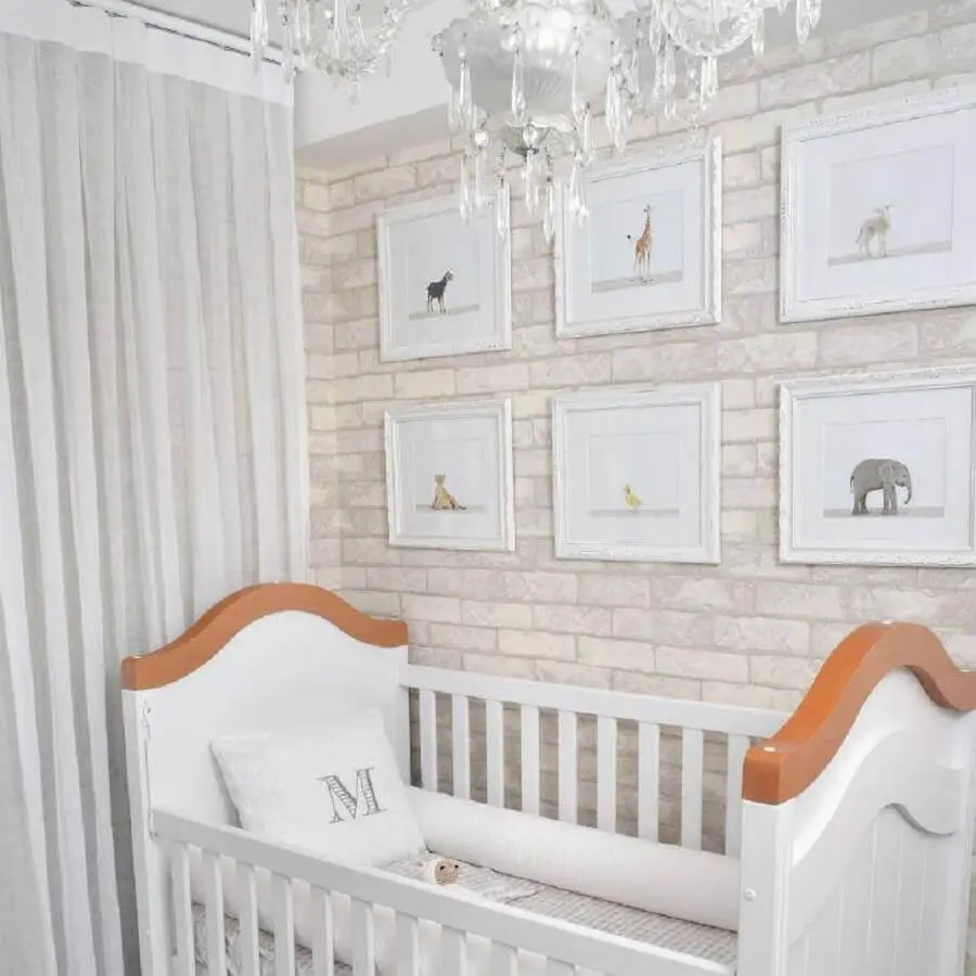 quarto de bebê branco decorado com papel de parede de tijolinho Foto Bebê Panda Enxoval