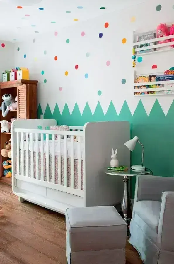 quarto de bebê decorado com parede verde e bolinhas coloridas Foto Pinterest