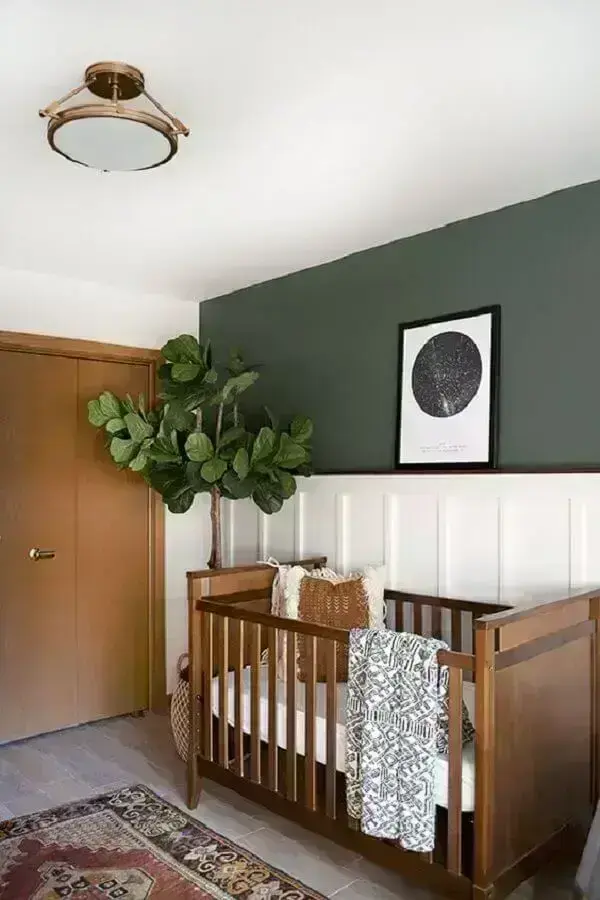 quarto de bebê simples decorado com parede verde escuro Foto Yandex