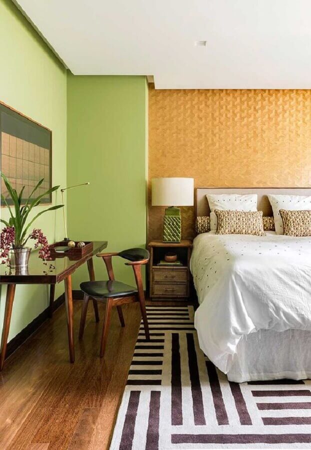 quarto de casal amplo decorado com parede verde Foto Casa de Valentina