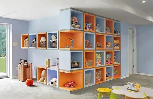 Nichos coloridos para quarto infantil em tons de laranja e azul