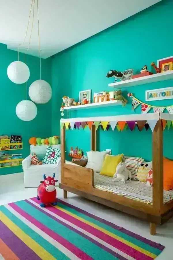quarto infantil decorado com parede verde água e tapete listrado colorido Foto Na Toca Design