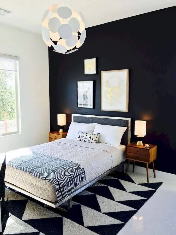 quarto preto e branco decorado com tapete geométrico e criado mudo de madeira Foto Arquitetura