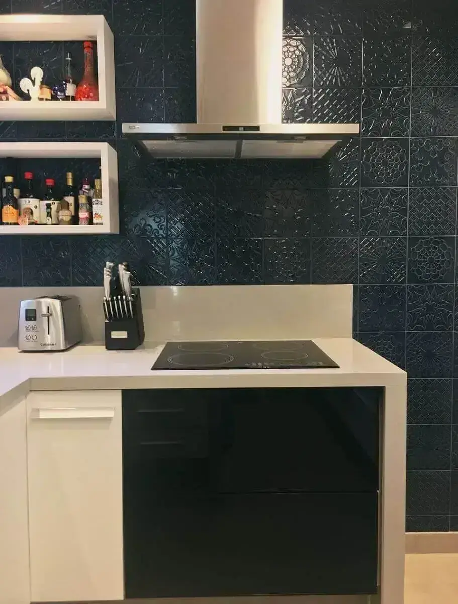 revestimento azul marinho para parede de armário de cozinha com cooktop Foto Pinterest