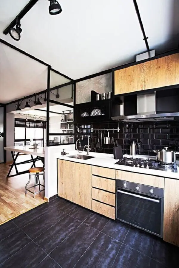 revestimentos na cor preta para decoração de cozinha planejada com armários de madeira Foto DecoRecent