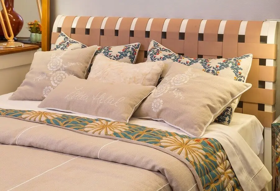roupa de cama em cores neutras para decoração de quarto de hóspedes
