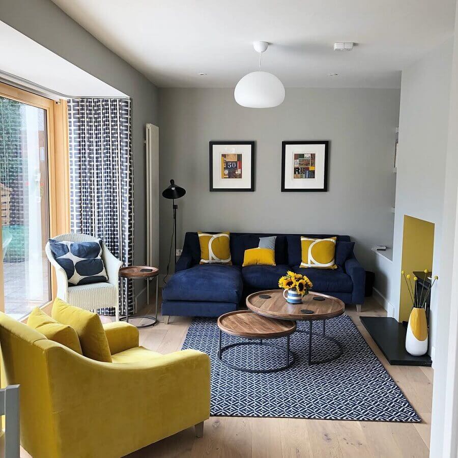 sala cinza decorada em tons de amarelo e azul Foto Laura Gray Interiors