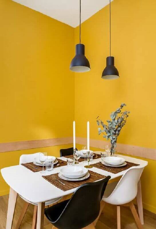 sala de jantar simples decorada com parede amarela Foto Pinterest