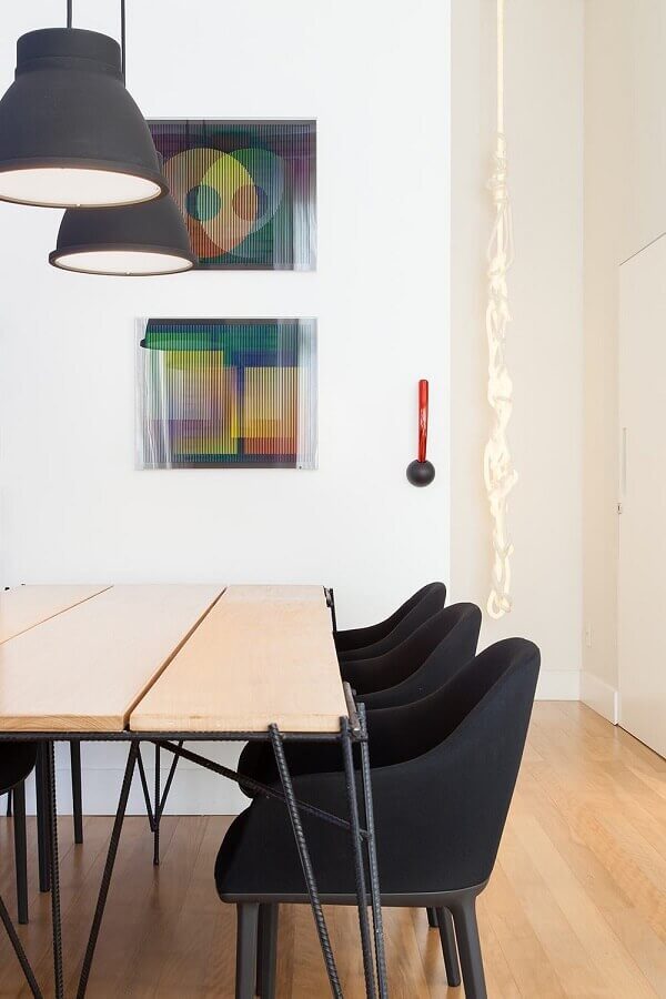 sala decorada com cadeiras e pendentes pretos Foto Pinterest