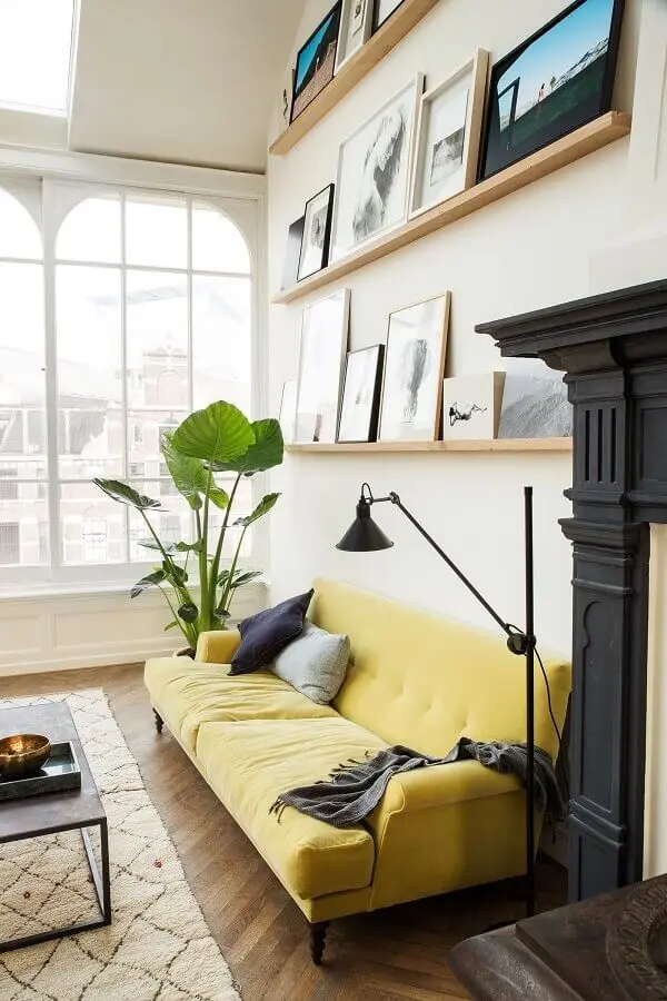 sala decorada com sofá amarelo e prateleiras de madeira Foto We Heart It
