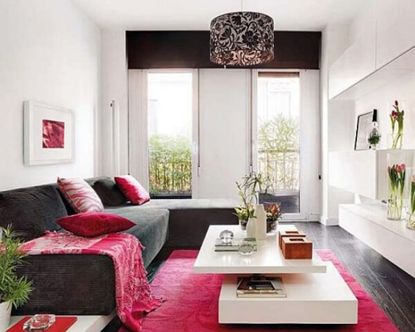Sala de estar pequena com tapete retangular pink