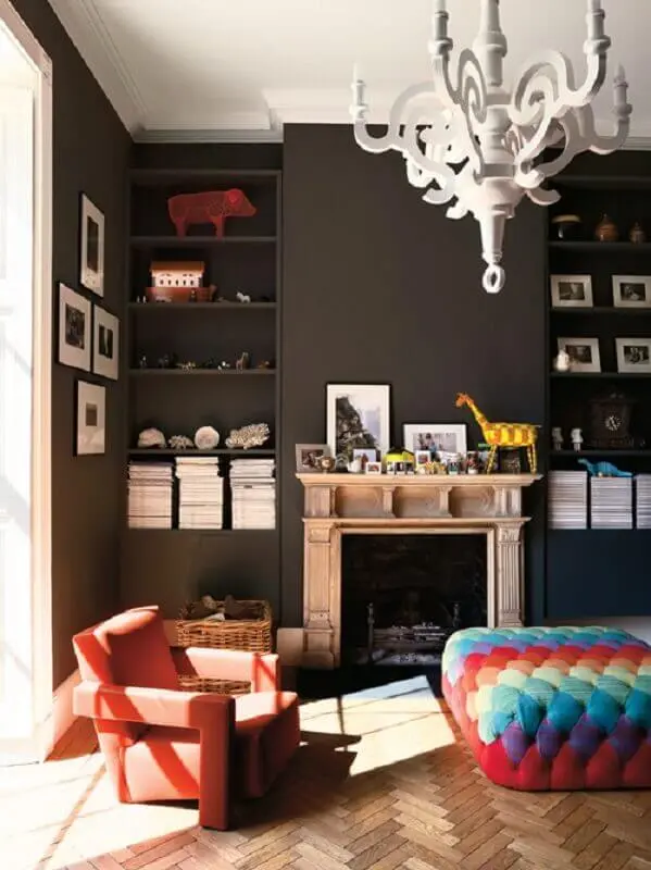 sala moderna decorada com puff capitonê quadrado todo colorido Foto Pinterest
