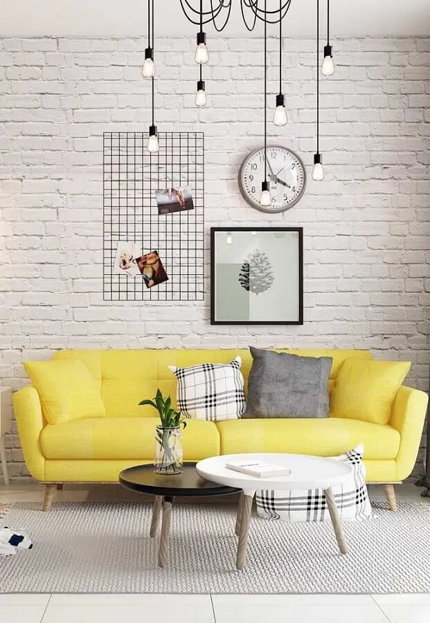 sala toda branca decorada com sofá amarelo e pendentes minimalistas Foto Pinterest