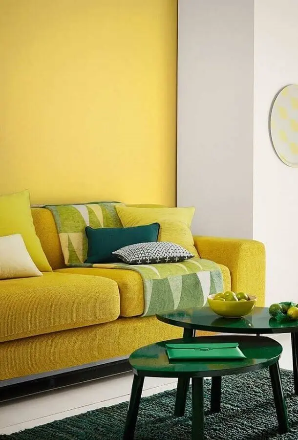 sofá e parede amarela para decoração de sala Foto EstiloyDeco